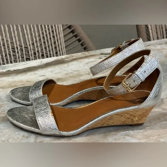 Women’s TORY BURCH Savannah cracked silver wedge sandals- Size 7 - Picture 2 of 9